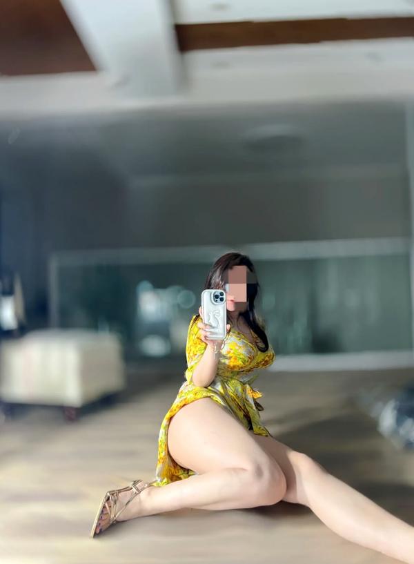 米娅Miya   MIYA - 黄色战袍：明艳印花短裙居家自拍，尽显傲人曲线与白皙美腿第3张图片