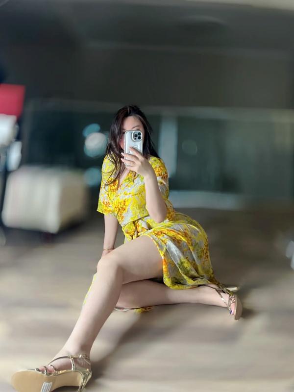 米娅Miya   MIYA - 黄色战袍：明艳印花短裙居家自拍，尽显傲人曲线与白皙美腿第5张图片