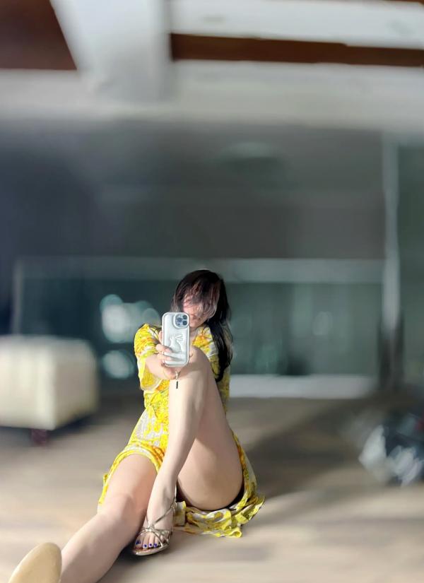 米娅Miya   MIYA - 黄色战袍：明艳印花短裙居家自拍，尽显傲人曲线与白皙美腿第6张图片