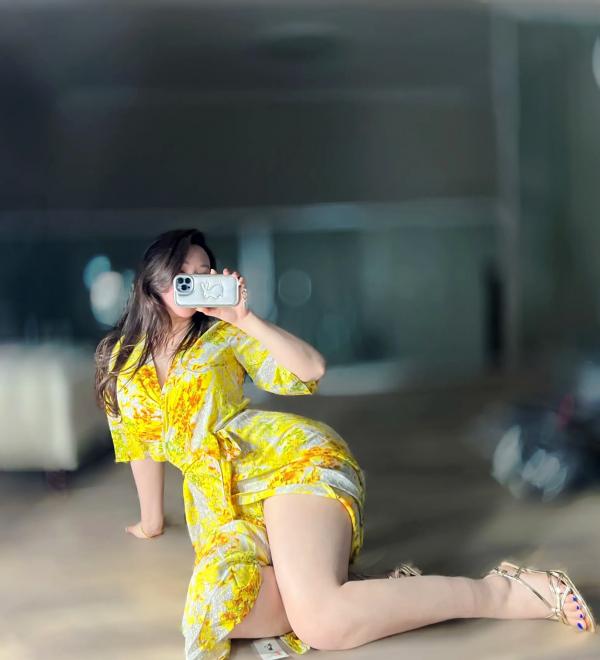 米娅Miya   MIYA - 黄色战袍：明艳印花短裙居家自拍，尽显傲人曲线与白皙美腿第7张图片