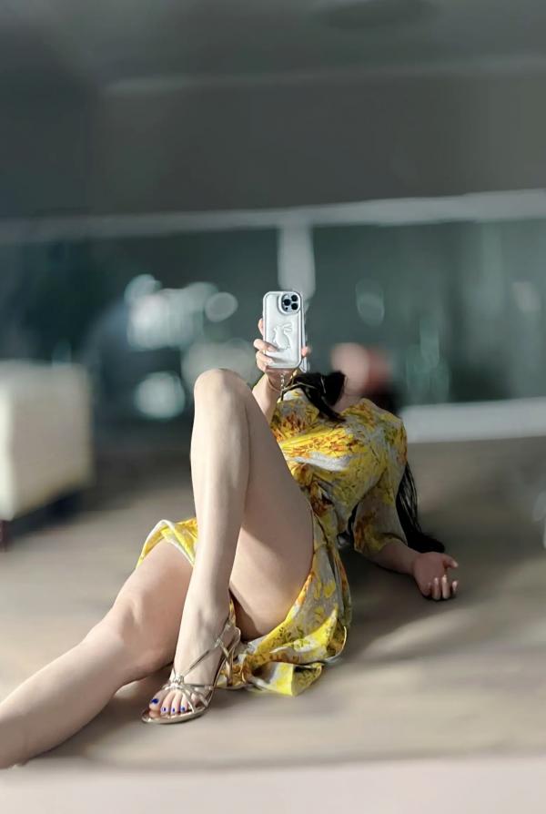 米娅Miya   MIYA - 黄色战袍：明艳印花短裙居家自拍，尽显傲人曲线与白皙美腿第9张图片