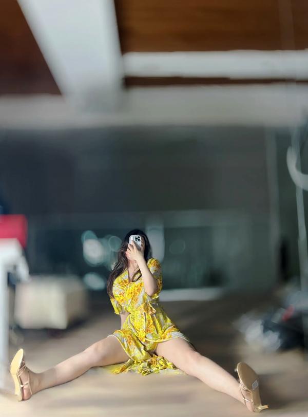 米娅Miya   MIYA - 黄色战袍：明艳印花短裙居家自拍，尽显傲人曲线与白皙美腿第11张图片