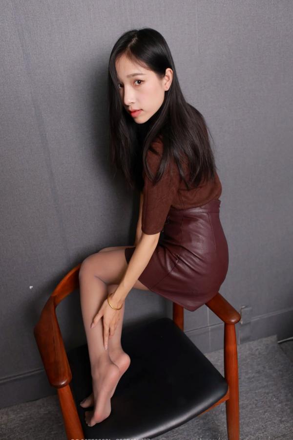 美子Yoki   IESS异思趣向——美子制服诱惑，棕色毛衣搭配包臀皮裙，演绎职场丝袜下的优雅椅下视角（上）第79张图片
