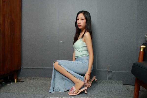 美子Yoki   IESS异思趣向美子《黑丝诱惑》：身穿浅蓝牛仔裤搭配丝袜，展现绝美腿部曲线与私房质感 [89P]第1张图片