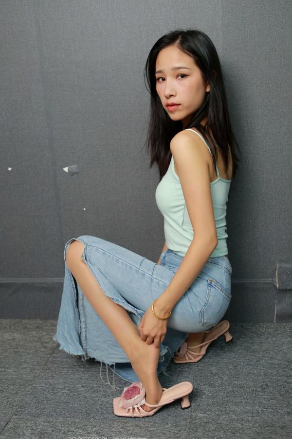 美子Yoki   IESS异思趣向美子《黑丝诱惑》：身穿浅蓝牛仔裤搭配丝袜，展现绝美腿部曲线与私房质感 [89P]第5张图片