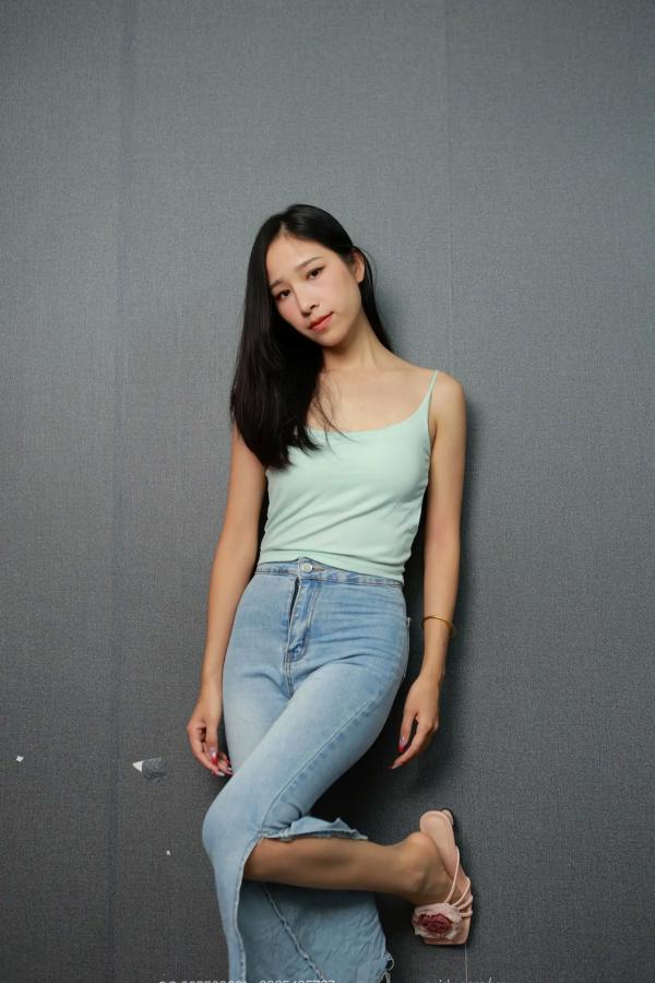 美子Yoki   IESS异思趣向美子《黑丝诱惑》：身穿浅蓝牛仔裤搭配丝袜，展现绝美腿部曲线与私房质感 [89P]第21张图片
