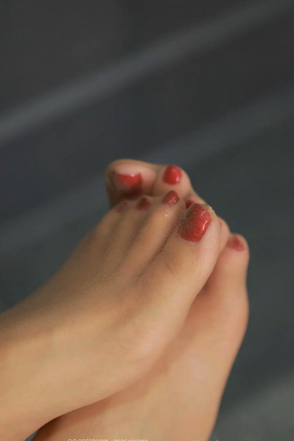 美子Yoki   IESS异思趣向美子《黑丝诱惑》：身穿浅蓝牛仔裤搭配丝袜，展现绝美腿部曲线与私房质感 [89P]第83张图片