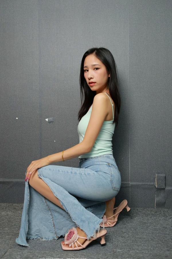 美子Yoki   IESS异思趣向美子《黑丝诱惑》：身穿浅蓝牛仔裤搭配丝袜，展现绝美腿部曲线与私房质感 [89P]第89张图片