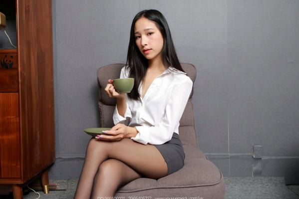 美子Yoki   IESS异思趣向 美子：职场OL制服诱惑，极致黑丝修长美腿赏析 [94P]第10张图片
