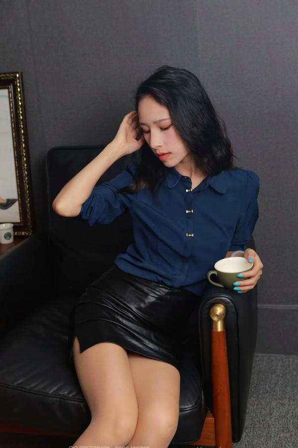 美子Yoki   IESS异思趣向美子《肉丝OL》：绝美丝袜职场风，黑色皮裙尽显极致腿部曲线，气质御姐私房写真第28张图片