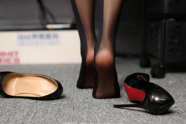 美子Yoki   IESS异思趣向美子职场OL制服诱惑，极致黑丝美腿包裹修长身姿，办公室私房摄影系列第51张图片
