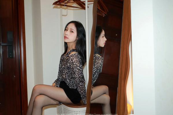 美子Yoki   IESS异思趣向美子：野性豹纹衬衫搭配透亮黑丝，极品长腿私房诱惑写真系列 [90P]第16张图片