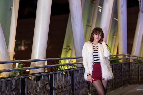 张慧贞 夏晴Miso  台湾正妹夏晴MISO《圣诞外拍》夜景霓虹灯下的节日时尚写真，清纯气质圣诞装扮美图第1张图片