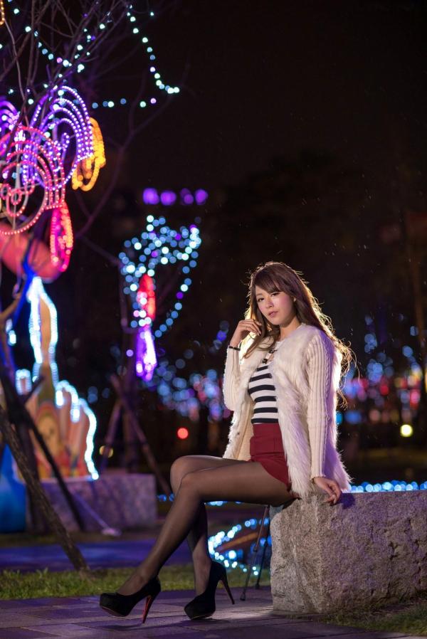张慧贞 夏晴Miso  台湾正妹夏晴MISO《圣诞外拍》夜景霓虹灯下的节日时尚写真，清纯气质圣诞装扮美图第7张图片