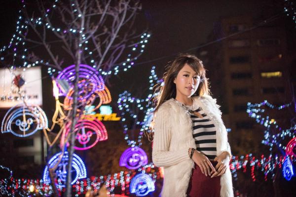 张慧贞 夏晴Miso  台湾正妹夏晴MISO《圣诞外拍》夜景霓虹灯下的节日时尚写真，清纯气质圣诞装扮美图第10张图片