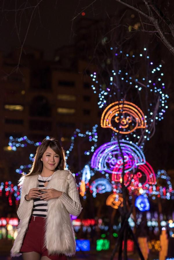 张慧贞 夏晴Miso  台湾正妹夏晴MISO《圣诞外拍》夜景霓虹灯下的节日时尚写真，清纯气质圣诞装扮美图第15张图片