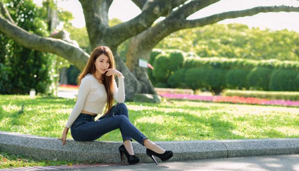 张慧贞 夏晴Miso  台湾正妹夏晴Miso公园室外写真，紧身破洞牛仔裤秀极致美腿，身姿窈窕，清新撩人，充满初恋感第5张图片