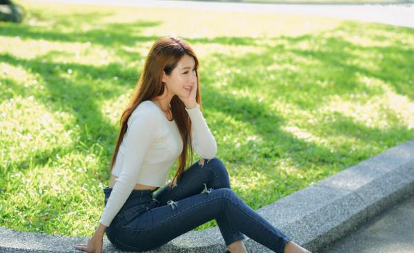 张慧贞 夏晴Miso  台湾正妹夏晴Miso公园室外写真，紧身破洞牛仔裤秀极致美腿，身姿窈窕，清新撩人，充满初恋感第6张图片