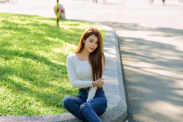 张慧贞 夏晴Miso  台湾正妹夏晴Miso公园室外写真，紧身破洞牛仔裤秀极致美腿，身姿窈窕，清新撩人，充满初恋感第8张图片