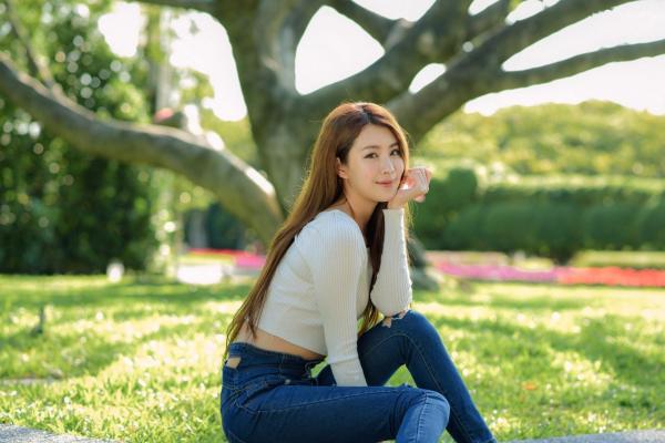 张慧贞 夏晴Miso  台湾正妹夏晴Miso公园室外写真，紧身破洞牛仔裤秀极致美腿，身姿窈窕，清新撩人，充满初恋感第9张图片