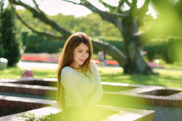 张慧贞 夏晴Miso  台湾正妹夏晴Miso公园室外写真，紧身破洞牛仔裤秀极致美腿，身姿窈窕，清新撩人，充满初恋感第10张图片