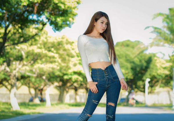 张慧贞 夏晴Miso  台湾正妹夏晴Miso公园室外写真，紧身破洞牛仔裤秀极致美腿，身姿窈窕，清新撩人，充满初恋感第11张图片