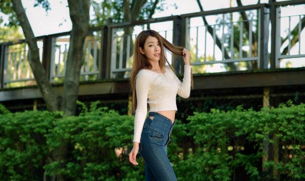 张慧贞 夏晴Miso  台湾正妹夏晴Miso公园室外写真，紧身破洞牛仔裤秀极致美腿，身姿窈窕，清新撩人，充满初恋感第12张图片