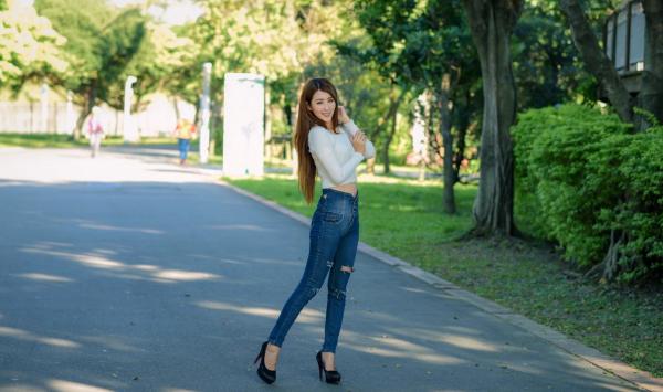 张慧贞 夏晴Miso  台湾正妹夏晴Miso公园室外写真，紧身破洞牛仔裤秀极致美腿，身姿窈窕，清新撩人，充满初恋感第13张图片