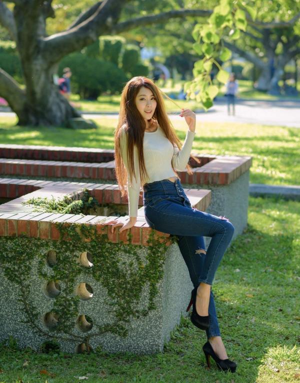张慧贞 夏晴Miso  台湾正妹夏晴Miso公园室外写真，紧身破洞牛仔裤秀极致美腿，身姿窈窕，清新撩人，充满初恋感第15张图片