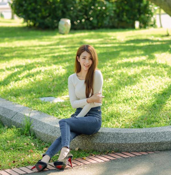 张慧贞 夏晴Miso  台湾正妹夏晴Miso公园室外写真，紧身破洞牛仔裤秀极致美腿，身姿窈窕，清新撩人，充满初恋感第18张图片