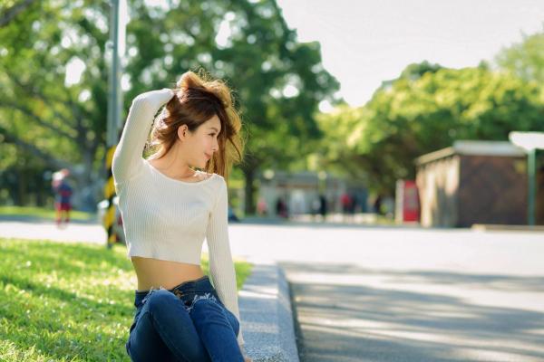 张慧贞 夏晴Miso  台湾正妹夏晴Miso公园室外写真，紧身破洞牛仔裤秀极致美腿，身姿窈窕，清新撩人，充满初恋感第19张图片