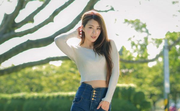 张慧贞 夏晴Miso  台湾正妹夏晴Miso公园室外写真，紧身破洞牛仔裤秀极致美腿，身姿窈窕，清新撩人，充满初恋感第20张图片