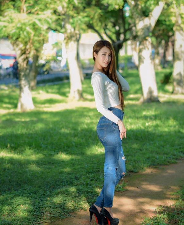 张慧贞 夏晴Miso  台湾正妹夏晴Miso公园室外写真，紧身破洞牛仔裤秀极致美腿，身姿窈窕，清新撩人，充满初恋感第21张图片