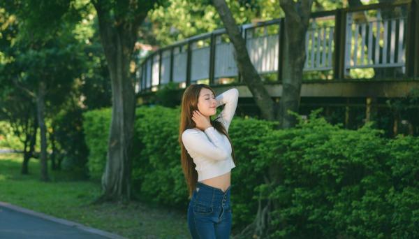 张慧贞 夏晴Miso  台湾正妹夏晴Miso公园室外写真，紧身破洞牛仔裤秀极致美腿，身姿窈窕，清新撩人，充满初恋感第22张图片