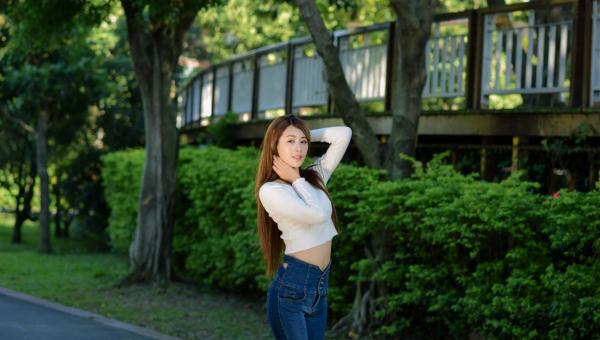 张慧贞 夏晴Miso  台湾正妹夏晴Miso公园室外写真，紧身破洞牛仔裤秀极致美腿，身姿窈窕，清新撩人，充满初恋感第23张图片