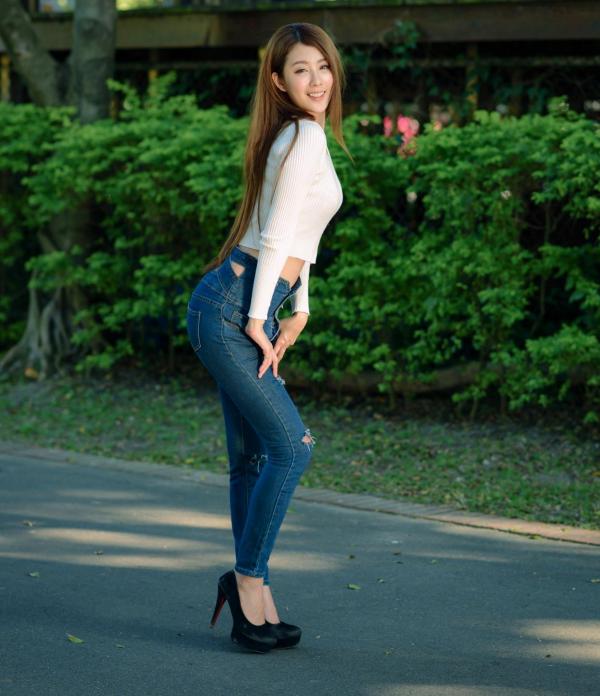 张慧贞 夏晴Miso  台湾正妹夏晴Miso公园室外写真，紧身破洞牛仔裤秀极致美腿，身姿窈窕，清新撩人，充满初恋感第24张图片