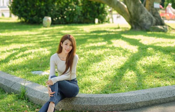 张慧贞 夏晴Miso  台湾正妹夏晴Miso公园室外写真，紧身破洞牛仔裤秀极致美腿，身姿窈窕，清新撩人，充满初恋感第25张图片