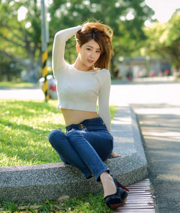 张慧贞 夏晴Miso  台湾正妹夏晴Miso公园室外写真，紧身破洞牛仔裤秀极致美腿，身姿窈窕，清新撩人，充满初恋感第26张图片