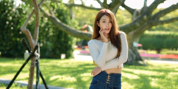 张慧贞 夏晴Miso  台湾正妹夏晴Miso公园室外写真，紧身破洞牛仔裤秀极致美腿，身姿窈窕，清新撩人，充满初恋感第27张图片