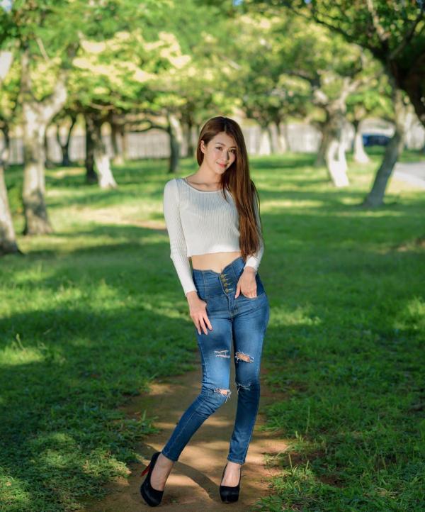 张慧贞 夏晴Miso  台湾正妹夏晴Miso公园室外写真，紧身破洞牛仔裤秀极致美腿，身姿窈窕，清新撩人，充满初恋感第28张图片