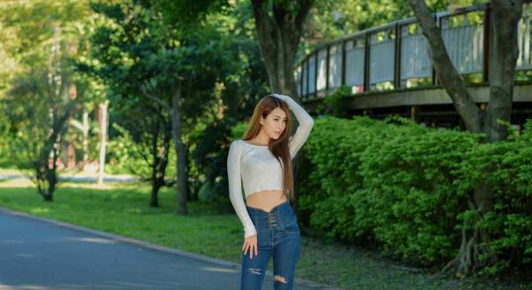 张慧贞 夏晴Miso  台湾正妹夏晴Miso公园室外写真，紧身破洞牛仔裤秀极致美腿，身姿窈窕，清新撩人，充满初恋感第29张图片