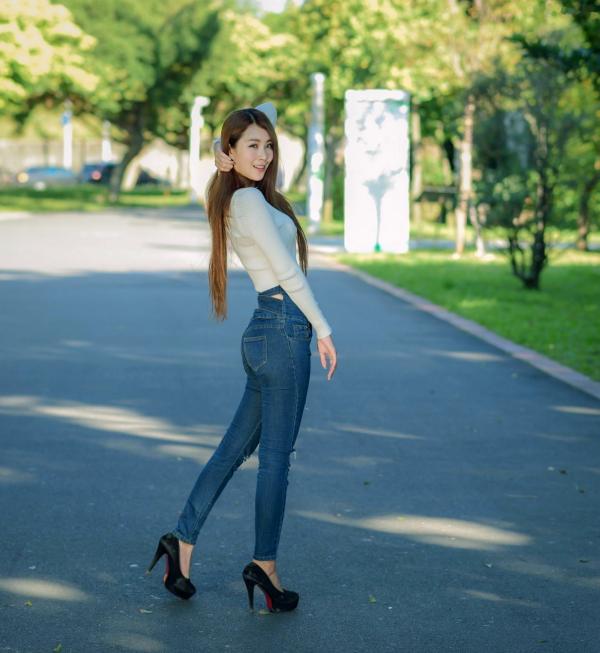 张慧贞 夏晴Miso  台湾正妹夏晴Miso公园室外写真，紧身破洞牛仔裤秀极致美腿，身姿窈窕，清新撩人，充满初恋感第30张图片