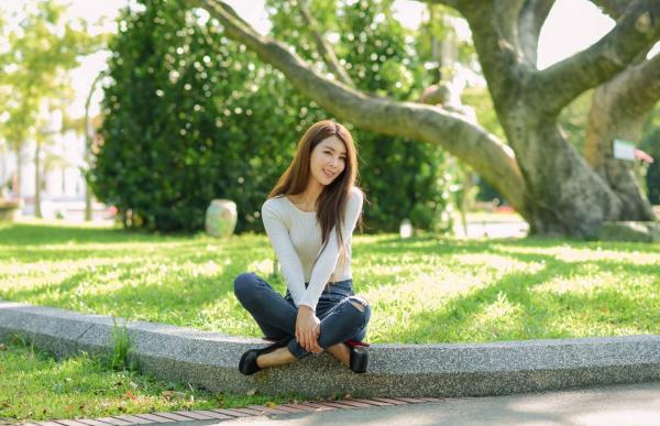张慧贞 夏晴Miso  台湾正妹夏晴Miso公园室外写真，紧身破洞牛仔裤秀极致美腿，身姿窈窕，清新撩人，充满初恋感第31张图片
