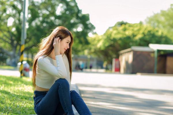 张慧贞 夏晴Miso  台湾正妹夏晴Miso公园室外写真，紧身破洞牛仔裤秀极致美腿，身姿窈窕，清新撩人，充满初恋感第32张图片