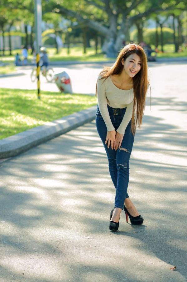 张慧贞 夏晴Miso  台湾正妹夏晴Miso公园室外写真，紧身破洞牛仔裤秀极致美腿，身姿窈窕，清新撩人，充满初恋感第33张图片