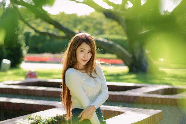 张慧贞 夏晴Miso  台湾正妹夏晴Miso公园室外写真，紧身破洞牛仔裤秀极致美腿，身姿窈窕，清新撩人，充满初恋感第34张图片