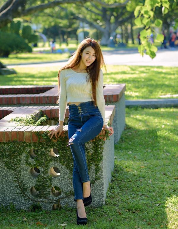 张慧贞 夏晴Miso  台湾正妹夏晴Miso公园室外写真，紧身破洞牛仔裤秀极致美腿，身姿窈窕，清新撩人，充满初恋感第35张图片