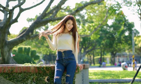 张慧贞 夏晴Miso  台湾正妹夏晴Miso公园室外写真，紧身破洞牛仔裤秀极致美腿，身姿窈窕，清新撩人，充满初恋感第37张图片