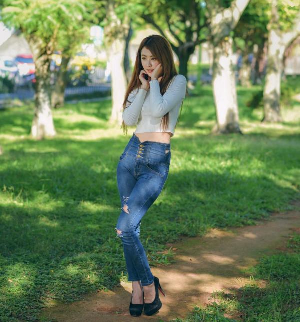 张慧贞 夏晴Miso  台湾正妹夏晴Miso公园室外写真，紧身破洞牛仔裤秀极致美腿，身姿窈窕，清新撩人，充满初恋感第38张图片