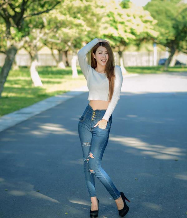 张慧贞 夏晴Miso  台湾正妹夏晴Miso公园室外写真，紧身破洞牛仔裤秀极致美腿，身姿窈窕，清新撩人，充满初恋感第39张图片